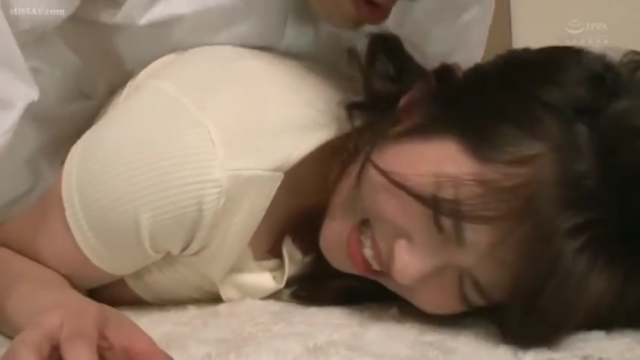 脸部特写 · 卧室 · 性行为 · 成人内容 · 趴伏 · 享受表情 · 米色短袖