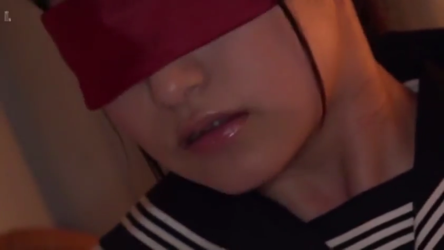 室内 · 嘴唇特写 · 微张嘴唇 · 水手服 · 红色眼罩