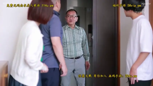 走廊 · 交谈中 · 绿色条纹衬衫 · 中景镜头