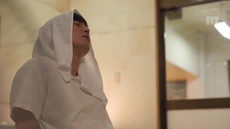Bathroom · 放松 · Towel · 头部特写 · White T-shirt · 室内灯光