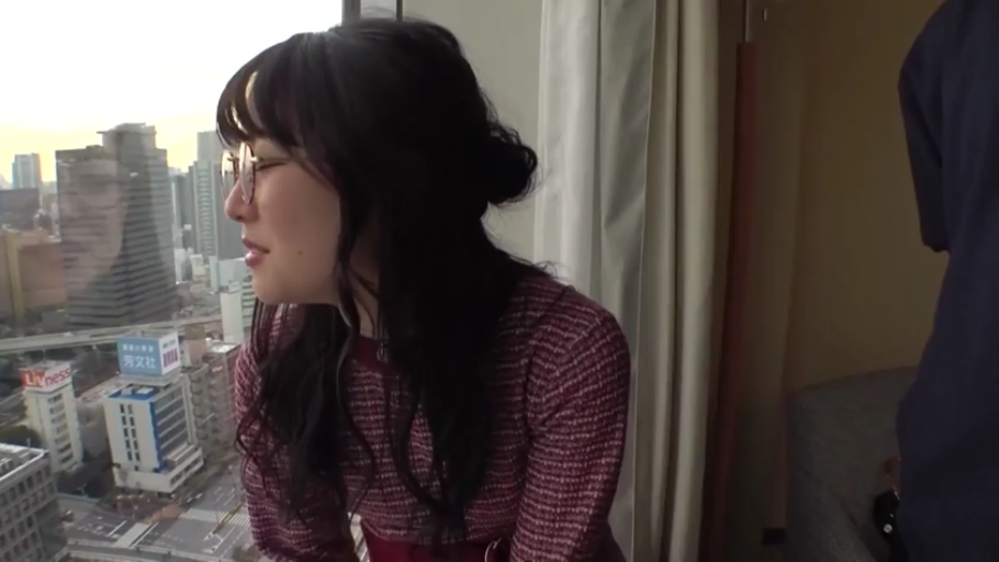 坐姿 · 眼镜 · 平静 · 侧脸 · 室内窗边 · 远眺 · 城市景观 · 枣红色花纹上衣