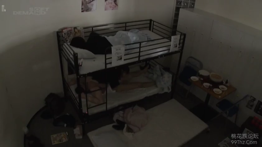 后入 · 半裸 · 寮 · 环境杂乱