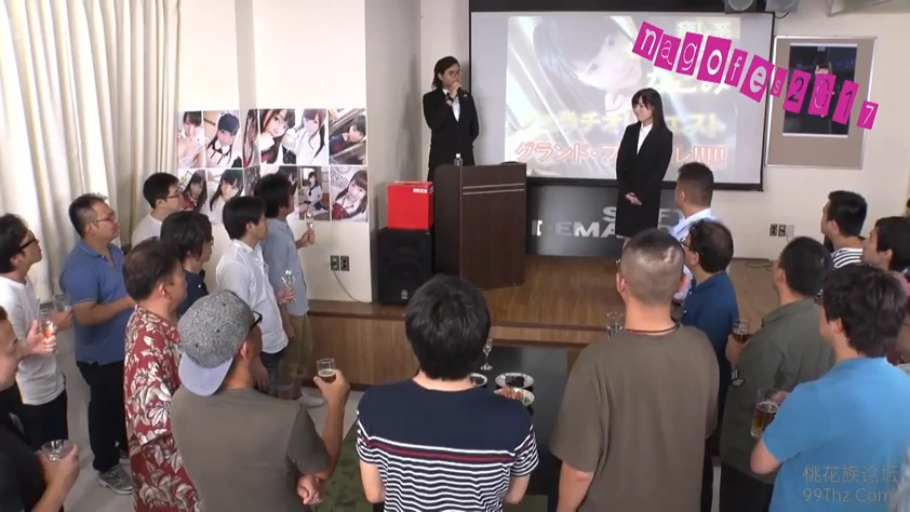 专注 · 站立 · 职业装 · 远景 · 多人 · 室内会场 · 投影幕 · 现场演讲