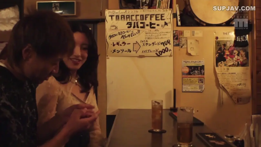 微笑 · 酒杯 · 昏暗灯光 · 酒吧 · 浅色上衣 · 人物半身特写