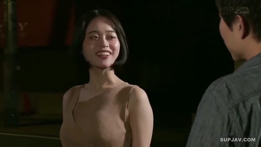 微笑 · 户外 · 女性面部特写 · 棕色针织无袖上衣