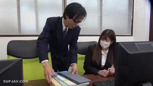 严肃 · 俯身 · 办公室 · 职业装 · 文件夹 · 训斥 · 上司下属