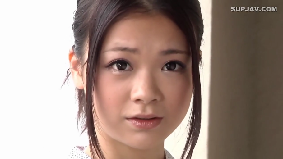 室内 · 脸部特写 · 凝视 · 正面 · 碎花上衣