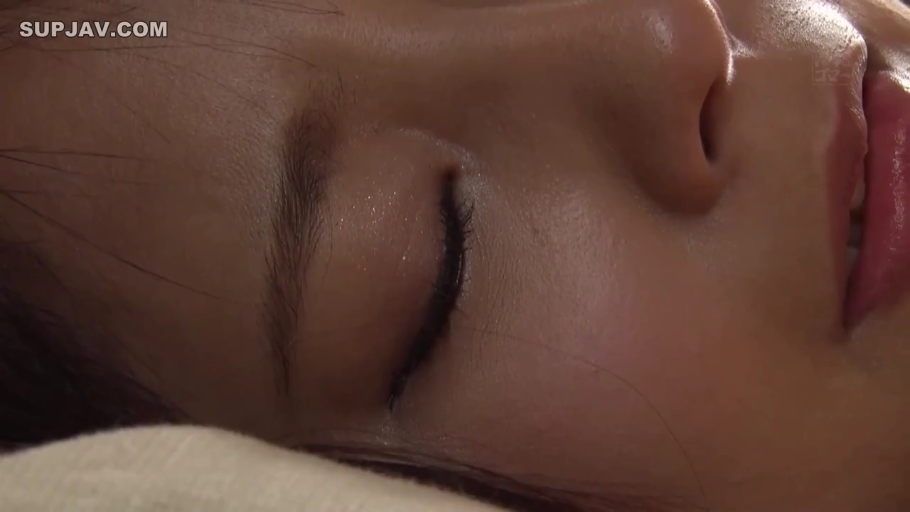眼睛特写 · 卧室 · 枕头 · 放松 · 无可见衣物 · 脸部有汗水