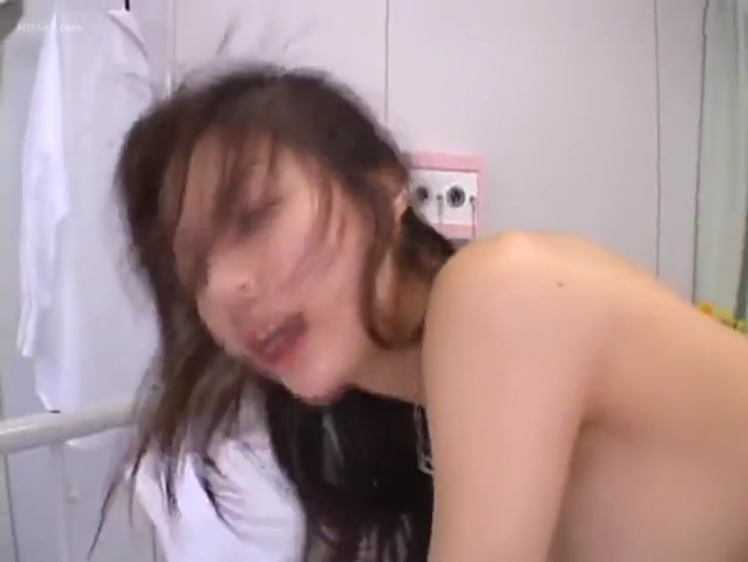 病房 · 肩部及背部轮廓 · 裸体 · 神情迷乱 · 性交中 · 凌乱发丝遮脸