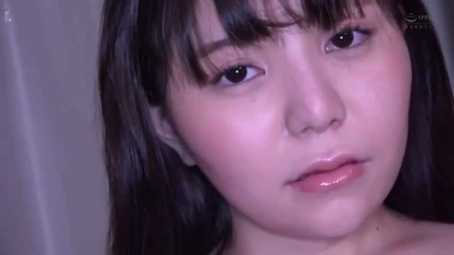 室内 · 眼睛特写 · 被动 · 裸露肩膀 · 嘴唇湿润