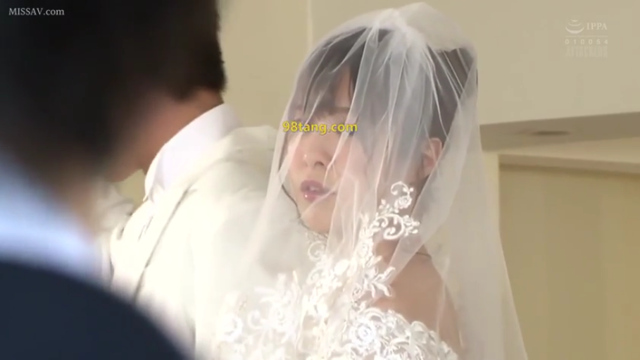 头部特写 · 头纱 · 婚礼现场 · 略带羞涩 · 蕾丝头纱 · 婚礼装束