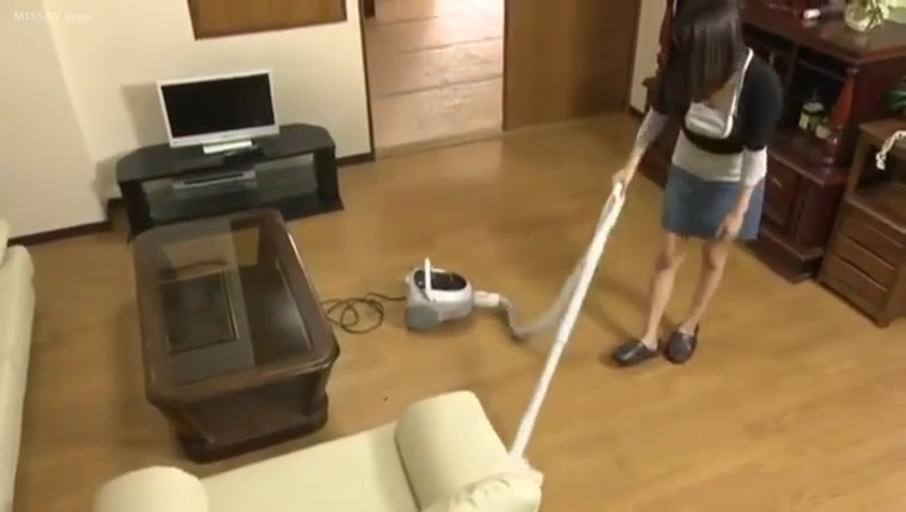 牛仔短裙 · 客厅 · 吸尘器