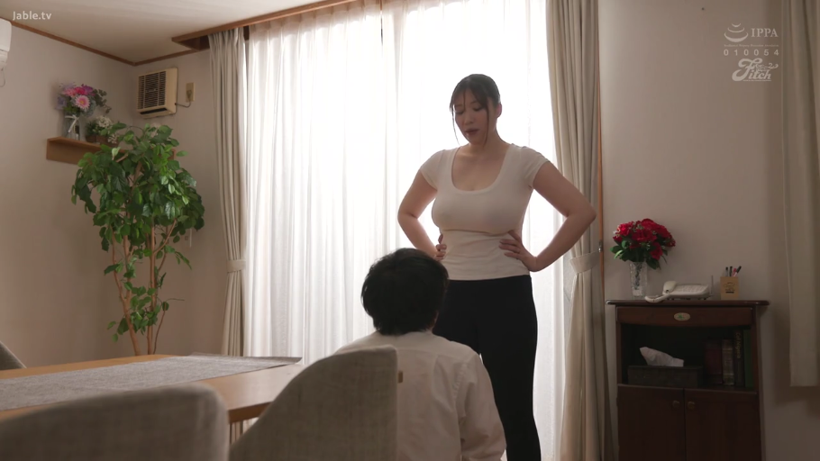白色圆领紧身T恤 · 女性上身特写 · 居家起居室 · 男性低头