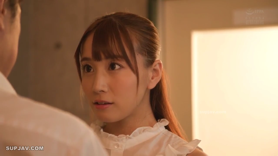 室内 · 若有所思 · 侧面视角 · 白色花边领上衣 · 室内光线明亮