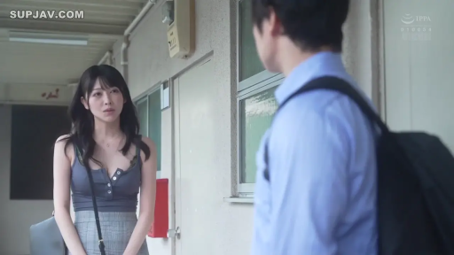 站立 · 中景 · 谈话 · 吊带背心 · 公寓走廊 · 疑惑 · 邻居 · 肩背包