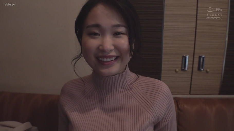 室内 · 坐姿 · 微笑 · 皮沙发 · 面部特写 · 注视镜头 · 长发 · 粉色高领针织衫