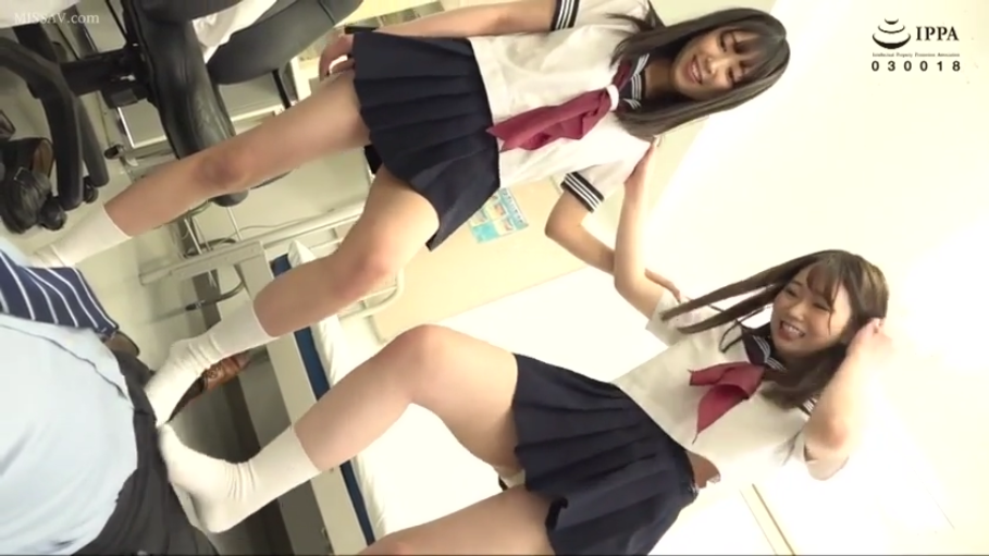 腿部特写 · 深蓝色百褶裙 · 制服诱惑 · 医务室 · 诱惑的笑容