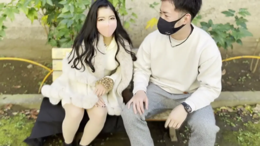 注视 · 公园 · 口罩 · 两人面部特写 · 男性穿米色卫衣和灰色裤子