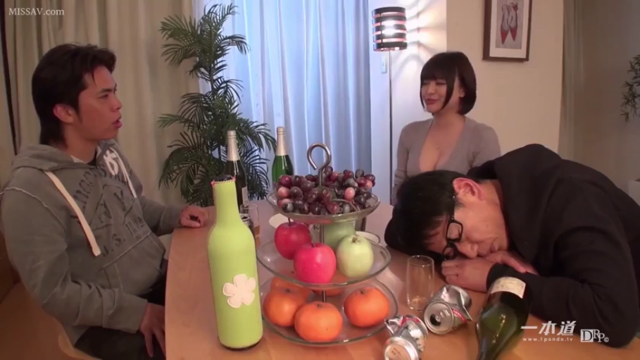 室内餐厅 · 红酒瓶 · 男性沉睡 · 醉酒男性特写 · 酒后状态 · 女性穿深V领针织衫