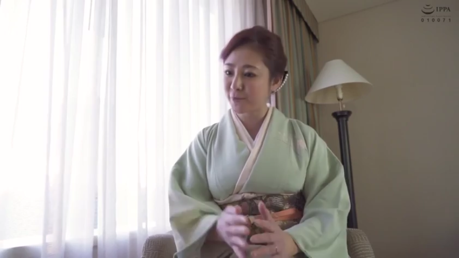 室内 · 坐姿 · 交谈 · 自然 · 半身 · 落地灯 · 熟女 · 和服