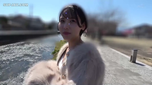 站立 · 半身特写 · 日本AV · 户外河边 · 自然表情 · 看向侧面 · 皮草大衣