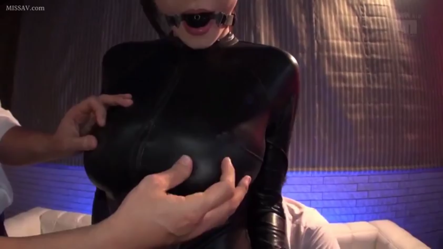 室内 · 坐姿 · 揉乳 · 胸部特写 · 黑色皮衣