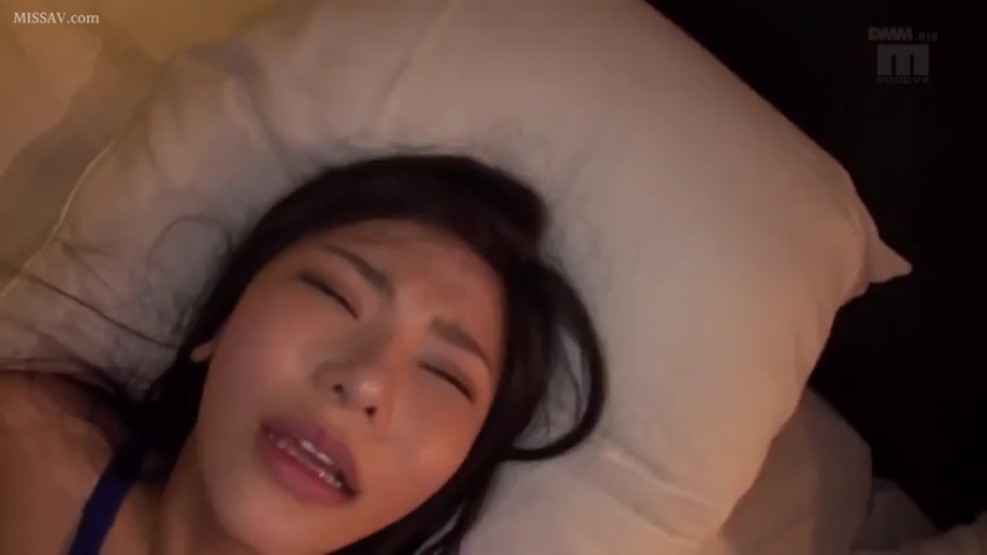 性交 · 脸部特写 · 卧室 · 枕头 · 仰卧 · 长发 · 高潮脸 · 蓝色吊带