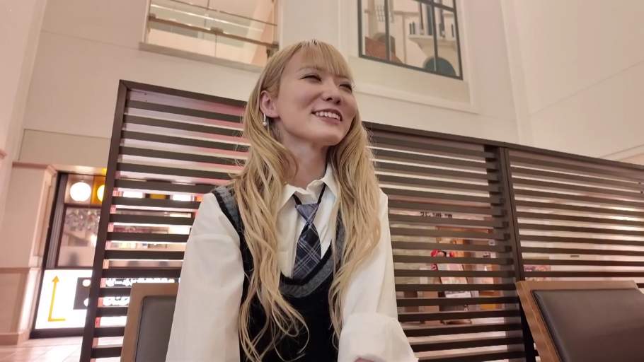 上半身中景 · JK制服风格 · 神态放松 · 室内休息区 · 自然光照明