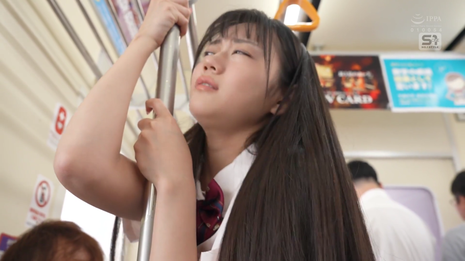 电车车厢 · 半眯眼 · 白色校服衬衫 · 面部表情特写 · 电车立柱 · 电车内部背景