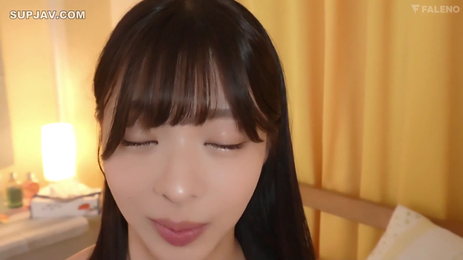 脸部特写 · 卧室 · 沉醉 · 床头灯 · 未见明确衣物