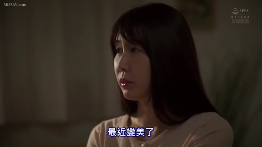 客厅 · 脸部特写 · 冷淡 · 浅色居家服 · 字幕显示“最近变美了”