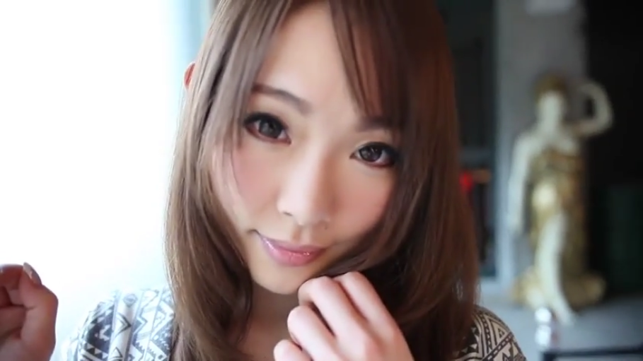 室内 · 脸部特写 · 微笑 · 注视 · 长发 · 托腮 · 几何纹样上衣