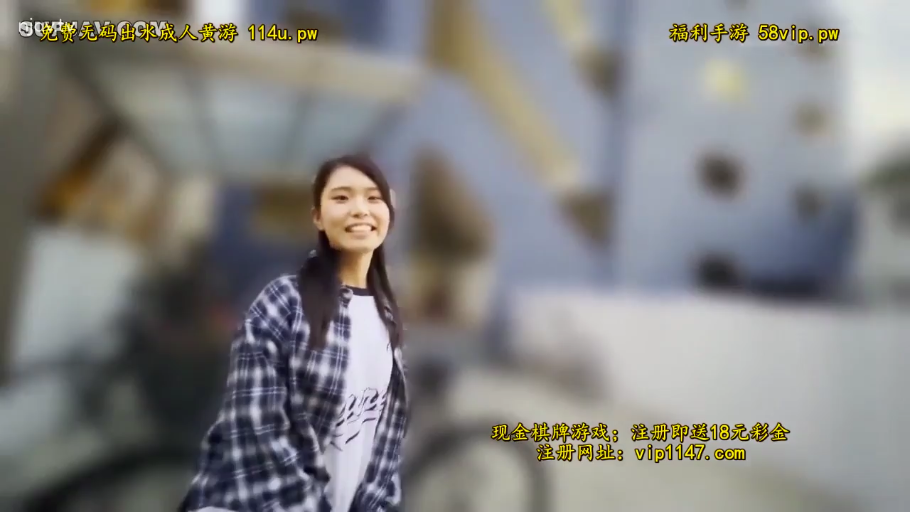 白色印花T恤 · 自然 · 上半身特写 · 街头 · 画面含广告水印