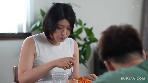 坐姿 · 专注 · 半身 · 餐厅 · 进食 · 短发 · 白色无袖背心 · 意面