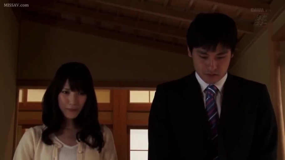 走廊 · 男性低头若有所思 · 两人面部中景 · 男性穿西装系领带