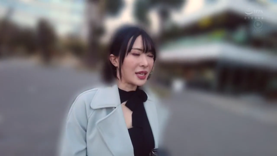 站立 · 平静 · 半身 · 凝视 · 背景虚化 · 户外街道 · 浅蓝大衣