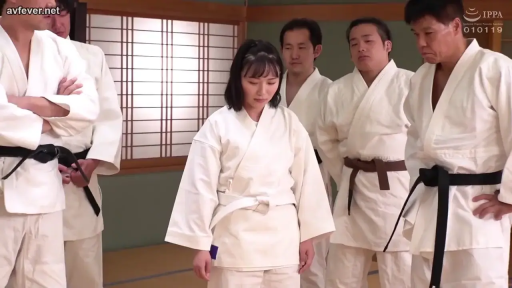 柔道训练场 · 低头 · 白色柔道服 · 女子面部特写 · 柔道道服 · 群交铺垫场景