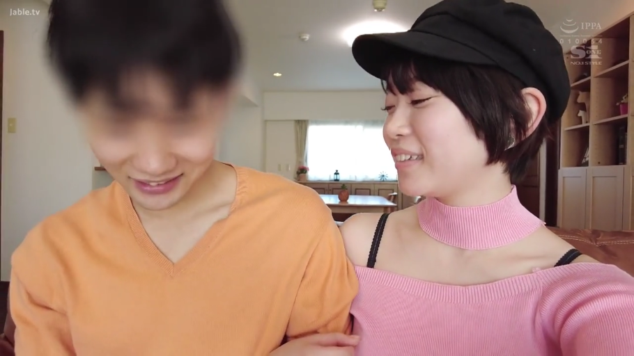 微笑 · 客厅 · 家庭背景 · 橙色V领毛衣 · 男子面部（模糊处理） · 黑色报童帽