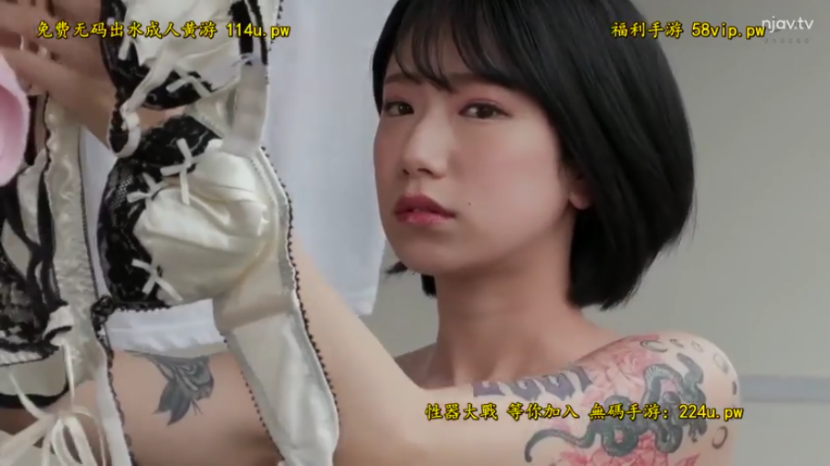 室内 · 站立 · 面部特写 · 裸体 · 展示内衣 · 冷淡