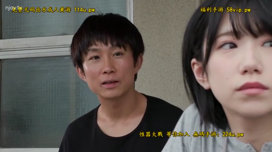 室外 · 黑T恤 · 男性脸部特写 · 女性呆滞 · 画面有推广文字水印