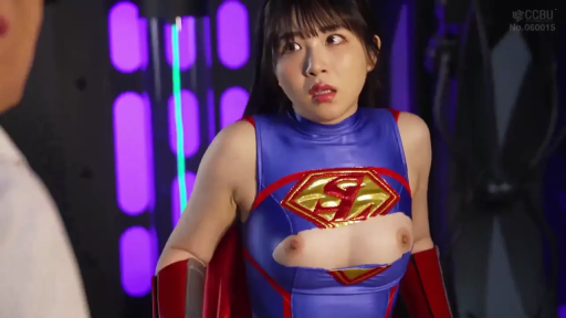乳房特写 · 室内摄影棚 · 迷茫 · 紫色灯光 · 超级英雄服 · 超级英雄斗篷