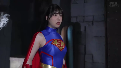 上半身特写 · 惊恐 · 昏暗室内 · 光线较暗 · 超女Cosplay紧身衣 · 红色斗篷