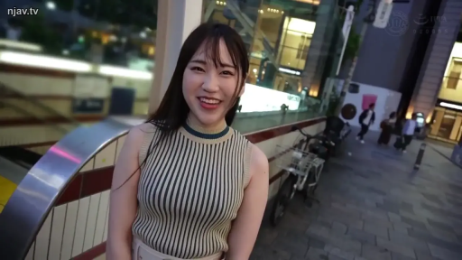 上半身特写 · 开朗 · 扶梯旁 · 街头光线 · 竖条纹无袖针织衫