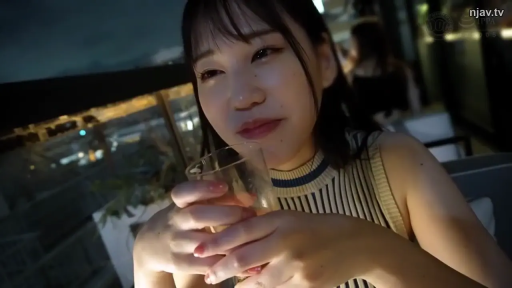 坐姿 · 微笑 · 面部特写 · 夜景 · 玻璃杯 · 持杯 · 户外露台 · 无袖条纹上衣