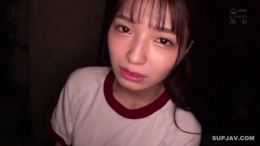 室内 · 眼睛特写 · 无辜 · 昏暗光线 · 红色领边