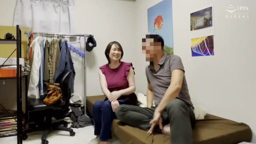 卧室 · 交谈状态 · 男子穿灰色Polo衫和长裤