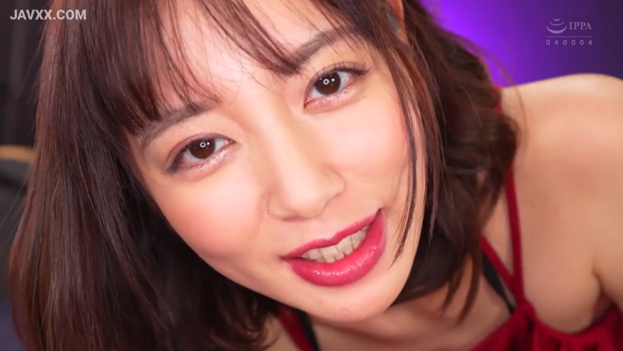 室内 · 眼睛特写 · 深情注视 · 光线明亮 · 红色吊带上衣