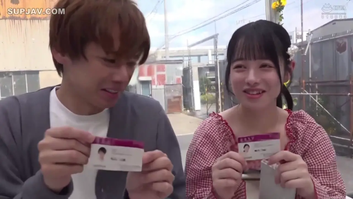 微笑 · 半身 · 户外 · 并排 · 亚洲 · 展示证件 · 红色格子衫 · 健康保险证