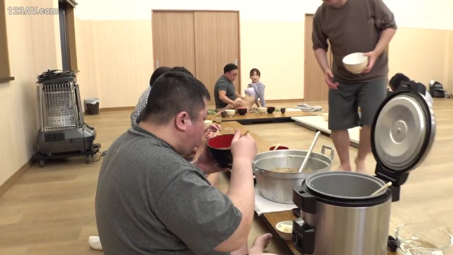骑乘位 · 裸露腹部 · 室内大厅 · 漠然 · 汤锅 · 混乱场景 · 远处性交中的男女