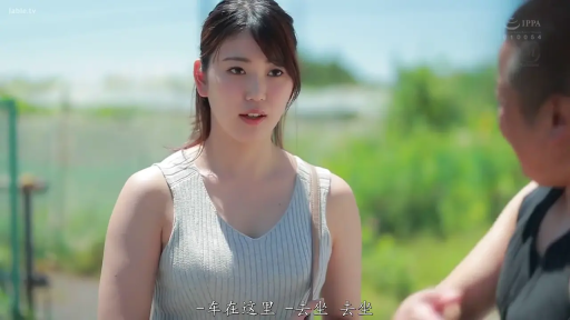 平静 · 中文字幕 · 路边 · 女性面部特写 · 浅灰色无袖针织背心